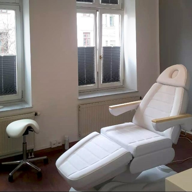 Behandlungszimmer mit weißem Stuhl